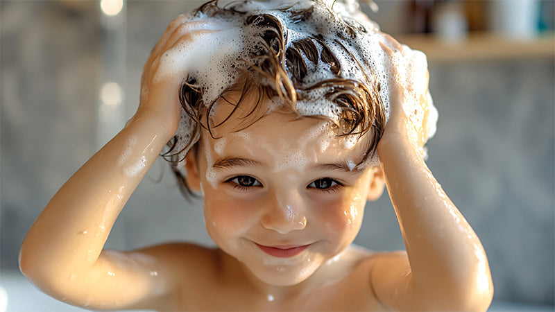 Le cuir chevelu de l'enfant : ce qu'il faut vraiment savoir avant le shampoing