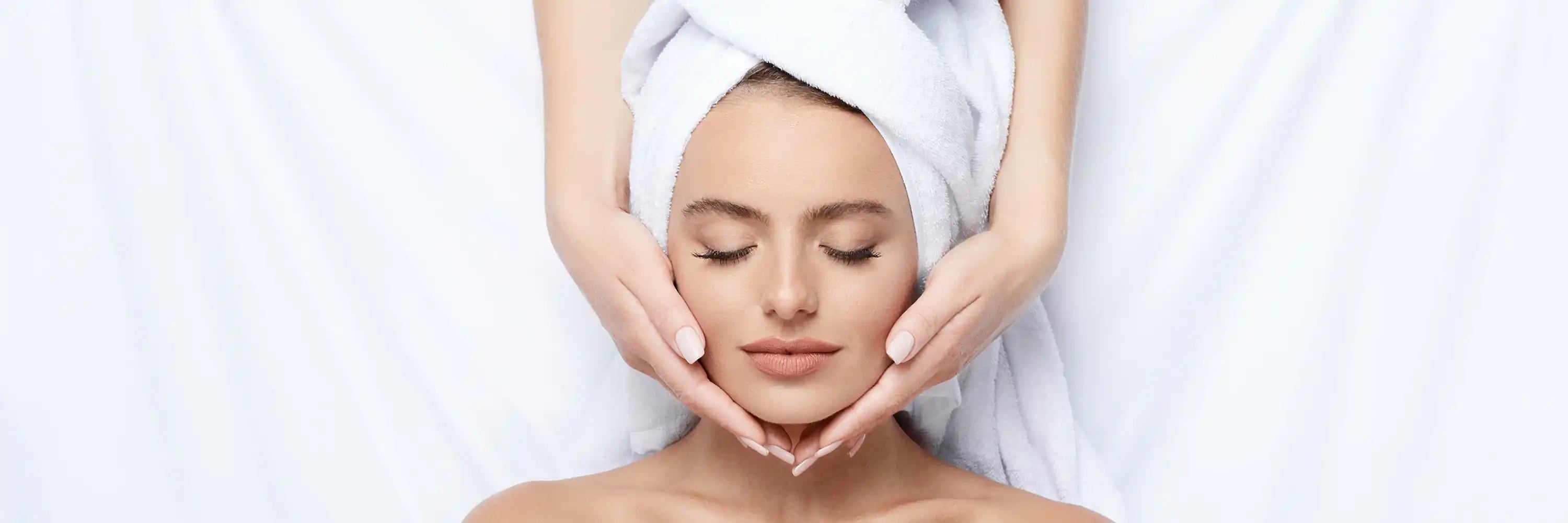 femme faisant un soin visage